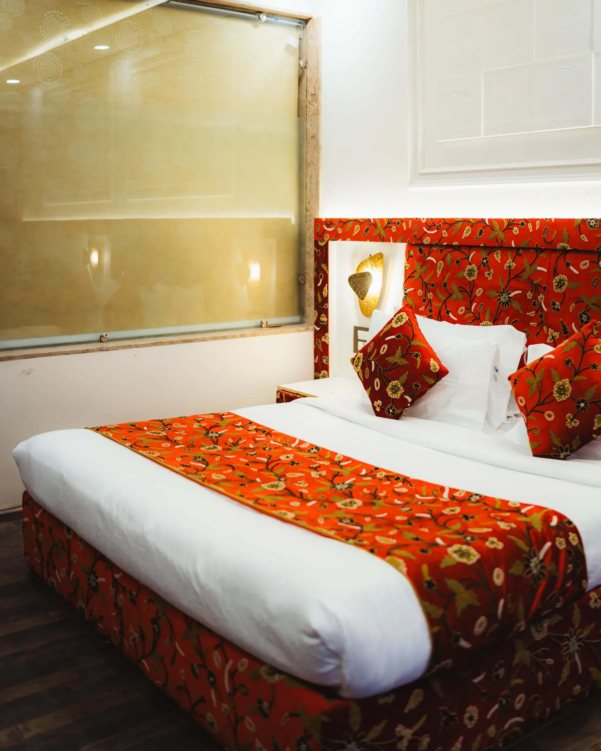 Deluxe room with Balcony - Himalayan View image 3