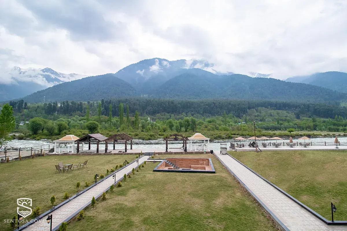 Premium room with Balcony River / Himalayan View image 5
